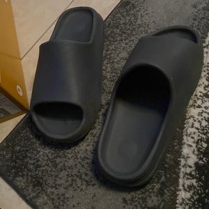 Dark Grey Unisex Yeezy Foam Slides
